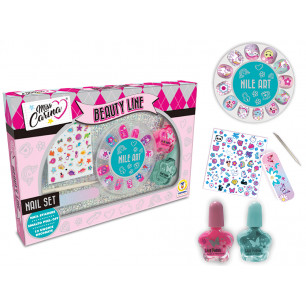 Accessori manicure con smalti e adesivi